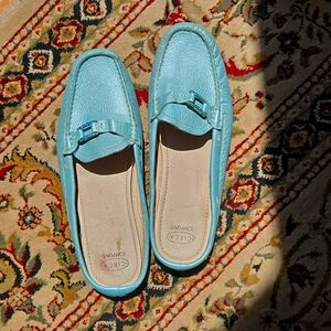 Joan and David circa size 9 blue slides